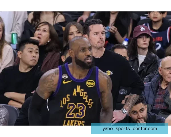 湖人全队互换球衣欢乐训练 东詹带头笑声不断 雷迪克透露卢卡对禁赛感到失望